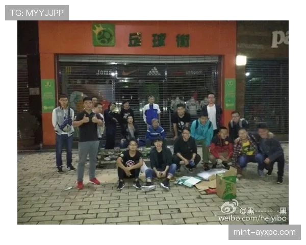 孙准浩赛后拎着名店纸袋在队门口排队,跟场上那个拼命三郎判若两人 孙准浩赛后拎着名店纸袋在队门口排队,跟场上那个拼命三郎判若两人